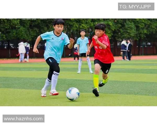 带翅膀的足球明星飞翔在绿茵场上展现无与伦比的技艺与魅力